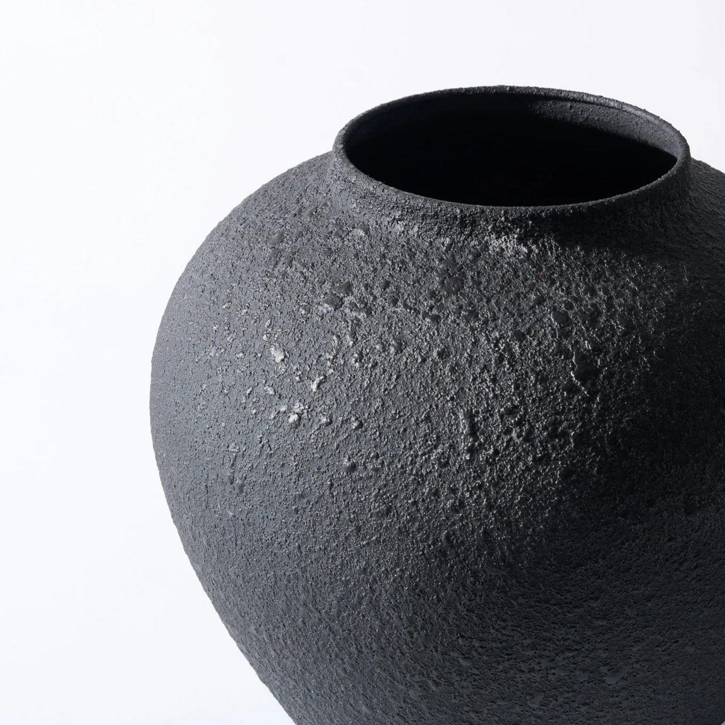 Large Round Vase Pottery Look for Home Decor, Black Rustic Vase Modern Farmhouse, Console Table Decor, Earthy Textured Big Black Round Vases for Centerpieces, Jarrones Grandes para Sala Elegantes