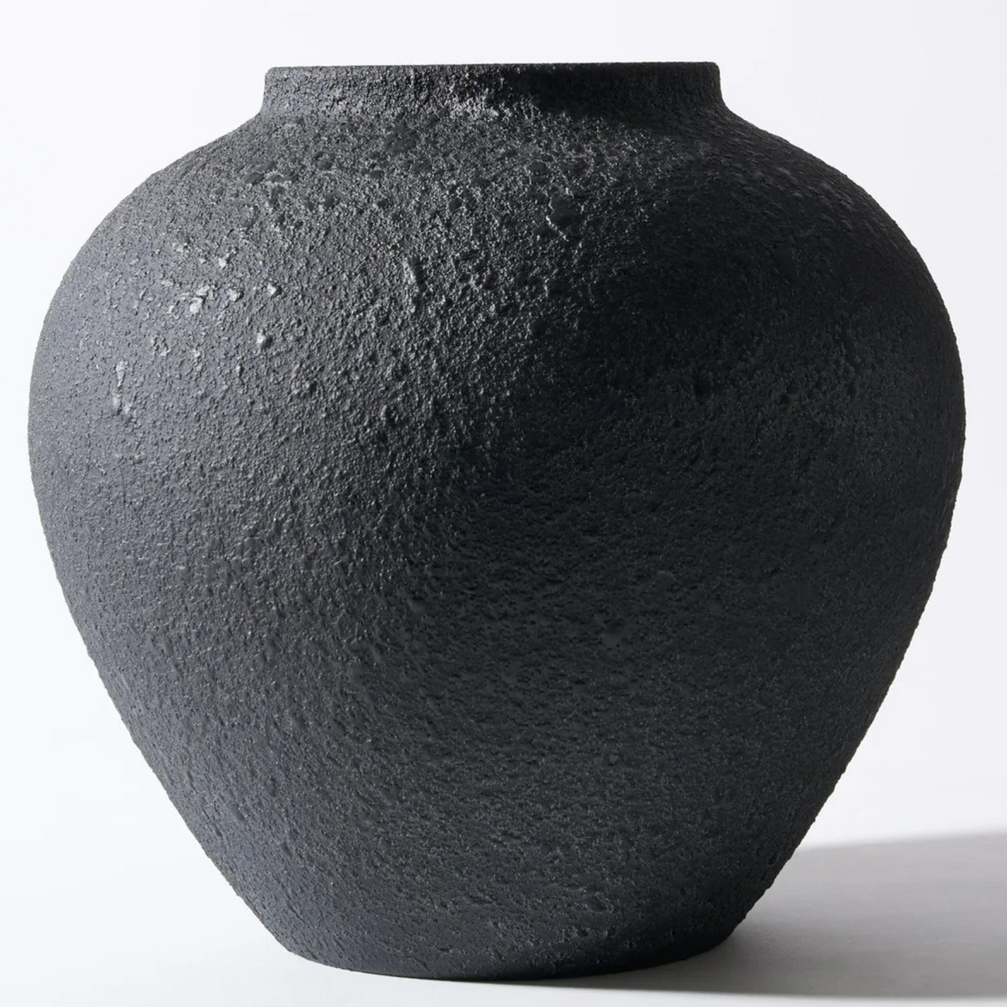 Large Round Vase Pottery Look for Home Decor, Black Rustic Vase Modern Farmhouse, Console Table Decor, Earthy Textured Big Black Round Vases for Centerpieces, Jarrones Grandes para Sala Elegantes